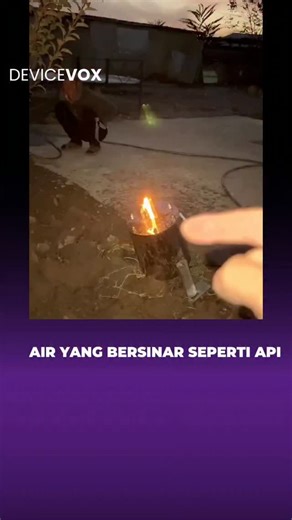 devicevox on Instagram: "Fenomena ini terlihat seperti air yang menyala, padahal itu adalah kombinasi antara air mancur dan cahaya LED berintensitas tinggi. Pipa transparan atau selang air digunakan untuk menyalurkan cahaya, sehingga aliran air tampak bercahaya dari pangkal hingga ujungnya. Efek ini sering disebut “luminous fountain” atau “fiber optic water jet”. Teknologi ini memanfaatkan prinsip total internal reflection. Cahaya dari LED dipantulkan di dalam aliran air, membuatnya terlihat sep