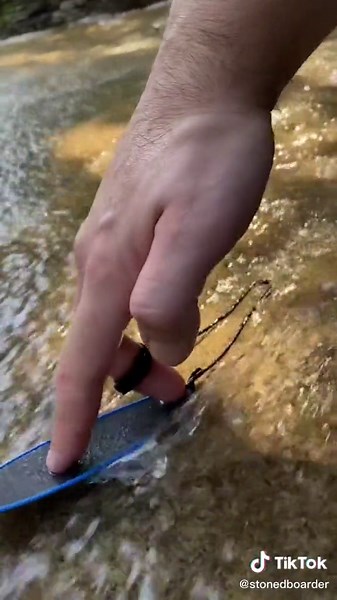 Fingersurfing Skater: Tech Deck Surfboard Fun in the Water