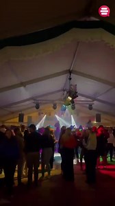 Auf dem Peenefest in Demmin spielte ein sächsischer DJ das Lied „L’amour toujours“ von Gigi D’Agostino. Wie bereits mehrfach auch in anderen Städten passiert, wurden auch in dem Fall umgehend ausländerfeindliche Gesänge angestimmt. Doch der DJ brach das Lied nicht ab, sondern bedankte sich im Anschluss bei dem Publikum. Für den Mann hat das nun Konsequenzen. | Endstation Rechts.