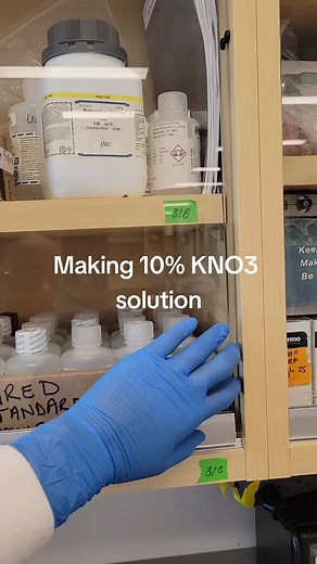 Dissolving Potassium Nitrate in water (KNO3) is like making a mini ice pack in the lab! That's because dissolving KNO3 in water is an endothermic reaction. #science #chemistry #cool #stem #geoscience #earthscience #scientist #geology #Canada #laboratory