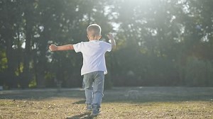 Criança feliz corre para abraçar a: vídeo stock (100% livre de direitos) 3696996047 | Shutterstock