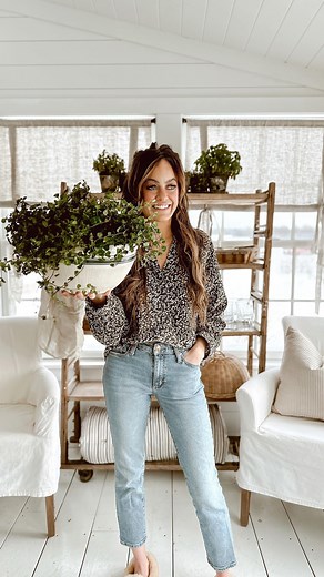 Liz Marie - Cozy Cottage Style on Instagram: "I love it, but when the day is done… SO AM I! What about you? Are you team take it down right away or are you team keep it up? Let us all know below! 懶華"