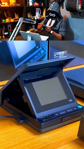 O CONSOLE DO FUTURO EM 1990! 🕹️ NEC PC Engine Duo! 🎮 RELÍQUIA DA NEC Conheça o setup que era o sonho de consumo de qualquer gamer nos anos 90: o PC Engine Duo com tela LCD acoplada! Tópicos: 📺 Monitor LCD Oficial: O acessório PI-AD15 da NEC permitia jogar com cores vibrantes em qualquer lugar, uma tecnologia de luxo para o início da década de 90. 🃏 Tecnologia HuCard: Criado pela Hudson Soft, o HuCard provou que tamanho não era documento. Ele era muito mais portátil que os cartuchos de Ninten