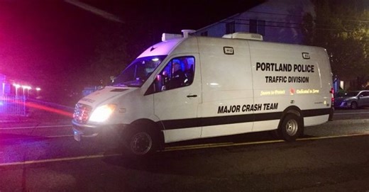 2 seriously hurt after car crashes into utility pole on SW Capitol Hwy in Portland