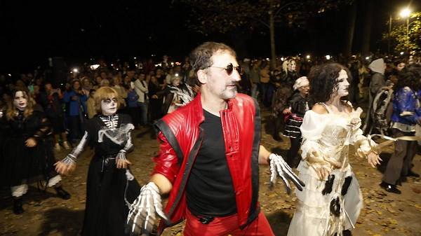 El terror y el baile, de la mano en Gijón: así fue la 'performance' en el parque de Isabel la Católica