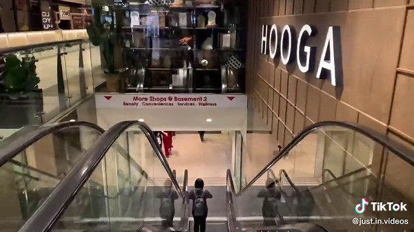 The Longest Sheltered Shopping Mall Walkway in Singapore? This route took 50 minutes of brisk walking and covers around 4km. Pardon the occasional shaky footage, my gimbal is old and cranky. #rafflescitysg #smrtsingapore #sunteccity #milleniawalk #citylinkmallsg #capitolsingapore #funansg #singapore #shoppingmall