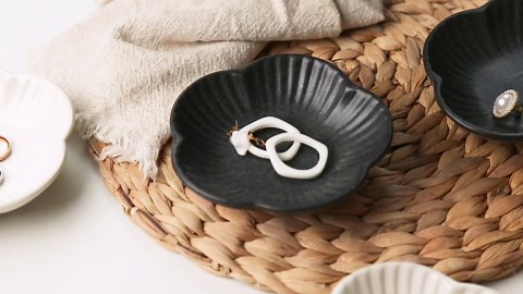 Flower Shape Ring Tray, Key Bowl, Ceramic Trinket Tray Decorative Jewelry Dish for Rings Necklace Earring Key Watch, Home Decoration for Friend Sister Mom