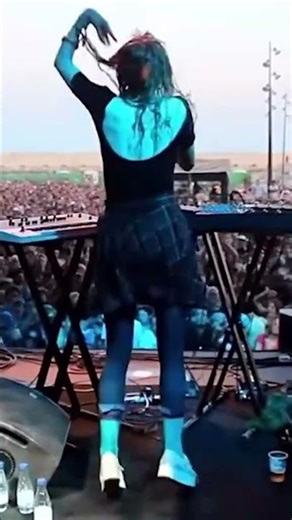 Grimes performs Genesis live