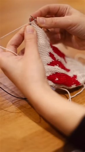 Aujourd'hui c'est au tour de Seda de vous présenter sa technique pour tricoter des chaussettes : avec un talon en rangs raccourcis à l'allemande, ne paniquez pas, elle vous explique étape par étape comment le réaliser 😅🙌 Chaussettes, astuces tricot, cours de tricot, boutique laine Paris, DIY, loisirs créatifs | Une maille à l'endroit