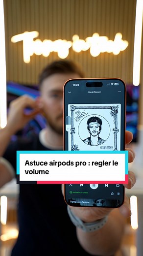 🎧 Si t’as des AirPods Pro, cette astuce va clairement te simplifier la vie ! Tu peux régler le volume directement depuis tes AirPods 👇 ➡️ Balaye vers le haut pour augmenter le son ➡️ Balaye vers le bas pour le baisser Pour activer l’option : Réglages → AirPods → fais défiler jusqu’à Accessibilité → active Contrôle du volume. Et voilà, plus besoin de sortir ton téléphone 🙌 Si l’astuce t’a aidé, pense à t’abonner pour d’autres tips ! #apple #airpods #astuceapple #tech #geek
