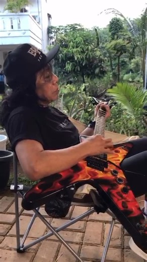 Reynold Affandi on Instagram: "Ngopi sore bareng om @eetsjahranie & mba @wiwien_wiwin sekaligus persiapan untuk sesuatu yg bakalan mengguncang dunia persilatan 🔥 🎸 #ngopi #guitarplayer"