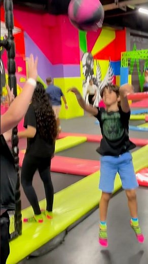 Bora desafiar aquele amigo pra ver quem ganha no basquete ??? 💙💛💖