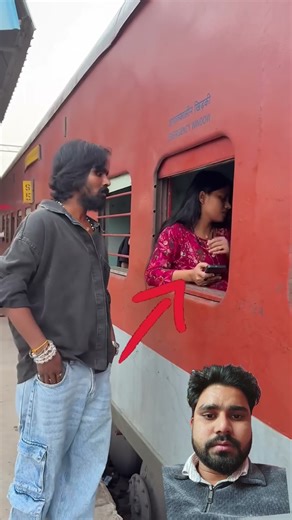 स्टेशन पर लड़की का फोन लेके भागा #shortsfeed #शॉर्ट्स #shortvideo #रेलवे