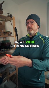 Gummifisch richtig auf den Jighaken aufziehen und perfekt montieren 👌 Einfach Jigkopf außen anlegen, auf der richtigen Höhe leicht anritzen, Gummifisch gerade auf den Jighaken ziehen und an der Markierung austreten lassen 🐟 #angeln #gummifisch #jighaken #jigkopf | Fishing-King