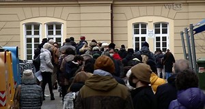 2.7K views · 20 reactions | #vaccini Lunghe code questa mattina all'Università di Bolzano in occasione dell'open vax day. Tanti i cittadini in fila per ricevere la terza dose di vaccino anti-covid senza prenotazione. | TV33 - La vostra TV in Trentino Alto Adige | Facebook