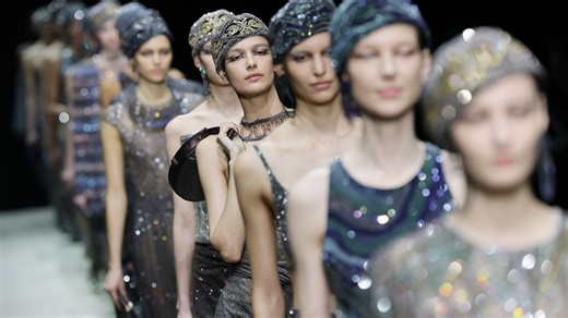 Milano Fashion Week SS26: il futuro della moda tra debutti stellari e l’ultimo saluto a Re Giorgio