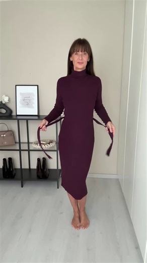 Perfekt gestylt im Herbst: mit diesem zeitlosen Strickkleid aus Merinowolle 💜 Look: Jacke: 917005 Strickkleid: 929733 Stiefel: 952448 Tasche: 936797 | bonprix
