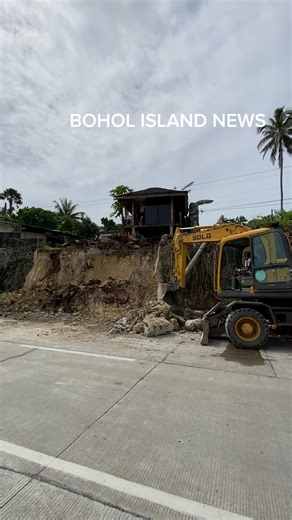 WATCH: A landslide struck the highway in Barangay Ipil, Jagna, Bohol, past 7 a.m. on Monday, September 8, 2025, after hours of heavy rainfall. The slide caused soil and debris to spill onto the roadside, leaving a house precariously on the cliff’s edge and knocking down a utility pole along with internet cables. Via Helen Castaño | Bohol Island News