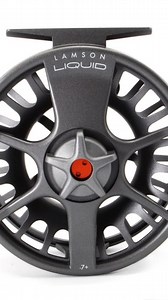 🔥Reel LAMSON LIQUID 🔥 @lamsonflyfishing Potencia, firmeza y rendimiento real. Un reel confiable, en cualquier situación. ¿Qué lo hace destacar? • Construcción en aluminio fundido a presión: liviano y ultra resistente. • Sistema de freno sellado, totalmente protegido del agua y el polvo. • Mecanizado CNC de alta precisión. • Diseño Large Arbor para una recuperación más rápida. • Fabricado en USA 🇺🇸 Rigidez máxima para pescar con total confianza. Líneas disponibles - color smoke: 2/3/4 – 5/6/7