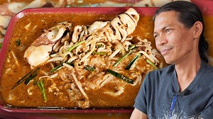 Kisah Saiful Yazan, seorang CANCER SURVIVOR mengusahakan MALAYA CHAR KOEW TEOW selama 20 tahun. Download aplikasi Dego Dalam siri Street Food kali ini, kami ke Taman Setiawangsa untuk melihat sebuah kedai yang telah beroperasi sejak tahun 2001 iaitu Malaya Char Kuey Teow. Kedai ini menjadi pilihan rakyat setempat untuk menikmati hidangan Char Kuey Teow dan juga masakan iklas dari tukang masaknya sendiri. 📍Lokasi » Malaya Char Kuey Teow Taman Setiawanga, 54200 Kuala Lumpur ☎️ Telefon » 019 - 605