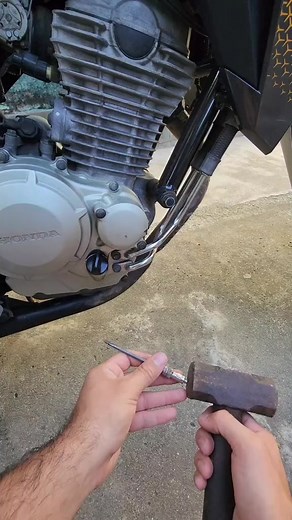Como destravar vareta de óleo da moto ! #motociclista #dicas #foryou #moto #motorcycle #fyp | Him la