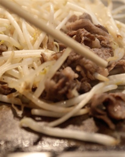 マッハ/お好み焼き/大阪京都グルメ on Instagram: "北新地「ともえ」 @okonomiyakitomoe 一年ほど前に伺ったことがあるのですが、北新地らしい丁寧な接客と、北新地らしからぬお手頃価格という良いとこどりな素晴らしいお店。 この辺りの舌が超えたサラリーマンに愛されている名店ということで、店内は忘年会で盛り上がっています。 お店に入ると、匂いがつかないように荷物や上着は戸棚へと案内してもらい、さらに服が汚れないようにエプロンまでいただけるホスピタリティ。 女将のともえさん（？）は黙々とカウンター内で調理されていますが、その分女性スタッフさんたちが丁寧に接客してくださる分業制。 そして一人前の量が多い！ さらにハーフサイズでの注文も可能！ ※ハーフサイズの値段が記載されていないので、参考までに通常サイズの料金を書いておきます。 ✅牛もやし炒め（ハーフ）通常サイズ1680円 ✅ホルモン（タレ）1980円 ✅とん平（ハーフ）通常サイズ1350円 ✅豚玉（ハーフ）通常サイズ1080円 食べて飲んで、2人で8000円くらい。 ナイスコスパです。 #北新地グルメ #お好み焼き