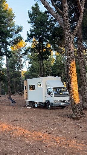 Iñigo Mendia 🚚 Vanlife on Instagram: "Para mí esta vida es un sueño. En cambio soy consciente de que para muchos otros esto sería una pesadilla. ¿Qué es lo que más (o menos) te gusta de mi casa? Podéis escuchar mi Podcast en Spotify, iVoox, YouTube…buscando Viajando Simple Os ayudamos a encontrar un taller camper en www.camperizando.es #viajandosimple #camioncamper #furgocamper"