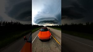 Aliens¿! 😲🛸 This storm dropped a tornado moments