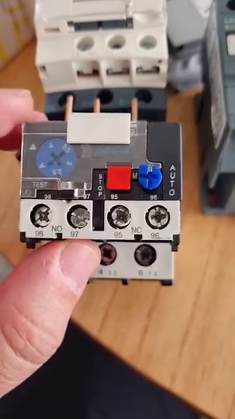 54K views · 2K reactions | Rele térmico y contactor, dato al pasar. El rele termico actua sobre la parte de comando del contactor. | { The Alejo Videos } | Facebook