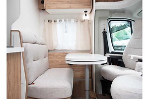 Bavaria T600P : le profilé de 5,96m avec grand salon, vaste soute et 3 lits