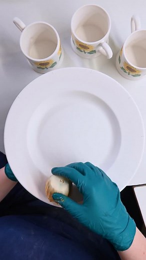 Chasing The Sun. 🌻 The sunflowers with their cheery upturned heads on our Sunflower 10 1/2 Inch Plate will always be following the sun. #emmabridgewater | Emma Bridgewater