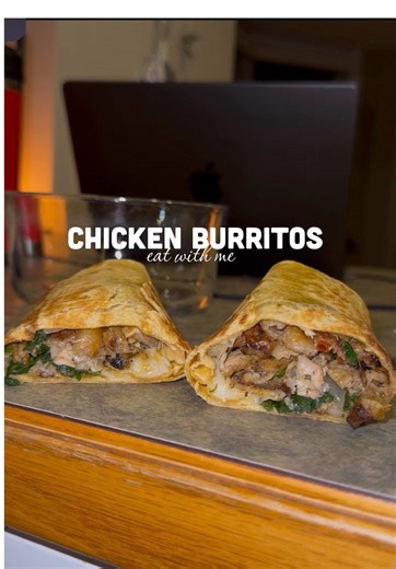 Red Pepper Spinach Chicken Burritos! 🌯 #eatwithme #chicken #burrito #erinmucks #mukbang
