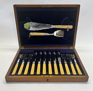 VINTAGE Bakelite & Silver-plate Fish Set in Wooden Case. British Made. - Etsy