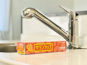 サランラップ®の切り口が取れないときの対処と防止対策を解説 - macaroni