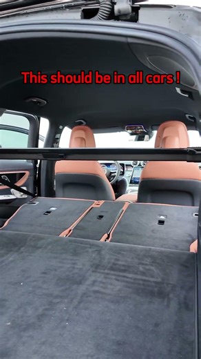No need to stretch when folding the rear seats 💡! 2026 Mercedes GLC