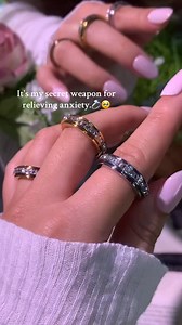 💫🌀 FIND YOUR FOCUS IM GLITZERN – Der Fidget-Ring, der beruhigt & strahlt! Wo Achtsamkeit auf Luxus trifft: ✅ Sanfte 360°-Rotation – unauffälliges Fidgeting gegen Stress, jederzeit und überall 💎 Rundum-Zirkonia-Funkeln – schillernde Steine reflektieren das Licht aus jedem Winkel 🌿 Hypoallergener Titanstahl – leicht, kratzfest und hautfreundlich 💛 Vergoldung in 18K Gold – Rosé-, Gelb- oder Weißgold für Ihren persönlichen Stil Trage deine Gelassenheit, strahle auf deine Weise 👇 | Porzellanwel