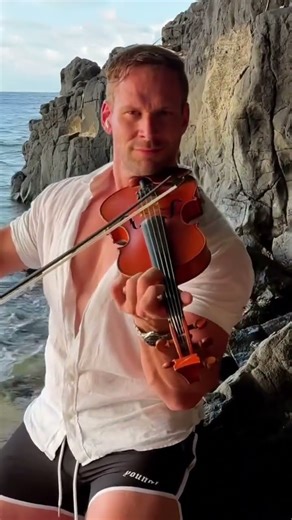 A handsome man plays the violin beautifully #shorts #playingtheviolin #violins #handsomemen