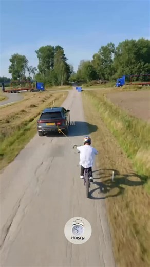 HORA H on Instagram: "A Red Bull construiu sua identidade de marca em torno dos esportes radicais, indo muito além do patrocínio tradicional para se tornar uma criadora de conteúdo e eventos. A tabela abaixo resume as principais formas de interação da marca com esse universo: Modalidade de Interação Exemplos Criação e Patrocínio de Eventos Flugtag (1992), Red Bull Stratos (2012), Red Bull Rampage, Red Bull Air Race, Red Bull Cliff Diving Patrocínio de Atletas Ítalo Ferreira (surfe), Letícia Bufo