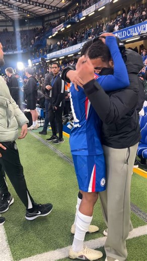 Still leading by example 💙Reece James shared a moment with Estêvão at the full-time whistle 🤝#EmiratesFACup