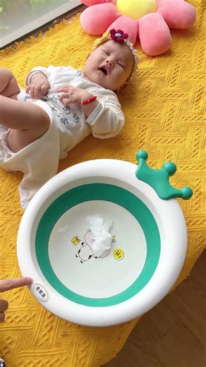 The Baby Bath Tub That Makes Bath Time Safer and Stress-Free #baby #babyessentials #babychoice