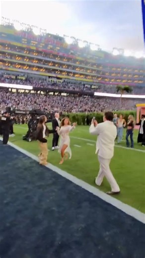 🔥✨ ESTRELLAS A TOPE EN EL BENITO BOWL Karol G y Young Miko disfrutando al máximo el show 🤯 Y como videógrafo de lujo… 🎥 nada menos que Pedro Pascal captando cada momento 🔥 San Francisco vibró con las estrellas celebrando a lo grande 🇵🇷🌎✨ #BadBunny #BenitoBowl #SuperBowlLX #applehalftimeshow | Cultura Sports
