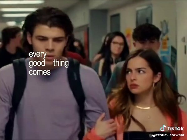 Addison Rae en el Día de Acción de Gracias: ¡Escucha Con Estilo!