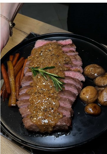 Rumpsteak mit Pfeffersoße und Gemüse 🥩 Zutaten: • 1 Rumpsteak • 2 EL Butter • Rosmarin • 5 Knoblauchzehen • Karotten • Pilze • 1 EL Honig • 1 Zwiebel • 1 Tasse Brühe • schwarzer Pfeffer • 1 EL Mehl • Öl zum Braten Zubereitung: 1.\tRumpsteak in einer heißen Pfanne von jeder Seite ca. 5 Minuten braten. Butter, Kräuter und Knoblauch dazugeben, Steak aromatisieren, danach beiseitestellen. 2.\tKarotten und Pilze in derselben Pfanne anbraten, Honig hinzufügen und kurz karamellisieren lassen. 3.\tZwie