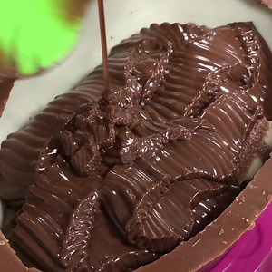 Have you everrrrrr seen a more beautiful video in your life? 😍 Today we have been making extra large stuffed Kinder eggs 🤤 with a praline ganache filling. Oh my dayzzzzzz 🧡 #Kinder #KinderEggs #Chocolate #SupportSmallBusinesses #ShopLocal #ShopSmall #ShareFood #Foodie | Sarah's Creative Kitchen Limited