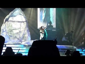 Miley Cyrus - Breakout - Opening Song - O2 Arena - 29-12-09