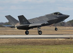 An-12 da Força Aérea Russa é interceptado por caças F-35 da Itália