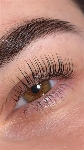 Elleebana Oficial México on Instagram: "🔥 LASH LIFT COREANO (ELLEEBANA) EN ACCIÓN 🔥 Cuando la clienta tiene pestañas gruesas, pesadas y hacia abajo, esto es lo que marca la diferencia: técnica coreana + productos Elleebana 💥 ✅ Levantamiento desde la raíz (sin perder dirección) ✅ Control total del peinado con el controlador de viscosidad (en lugar de adhesivo tradicional) ✅ Proceso con cisteamina (ideal para pestaña resistente) para lograr un acabado más definido y extremo 👀 🛠️ En este resu