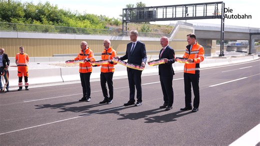 Meilenstein für Berlin: 16. Bauabschnitt der A100 ist freigegeben Verbesserte Verkehrsinfrastruktur: Die neue Strecke im Osten Berlins ist 3,2 Kilometer lang. Und sie verbindet zentrale Verkehrsachsen. Der Flughafen BER, die Regionen Dresden, Cottbus und Frankfurt (Oder) sind ab sofort besser angebunden. Das städtische Straßennetz wird auch entlastet. Was macht dieses Projekt so besonders? ✅ Verkehrsentlastung von teilweise 30.000 Fahrzeugen täglich in Neukölln, Köpenick und am Dammweg ✅ Innovat