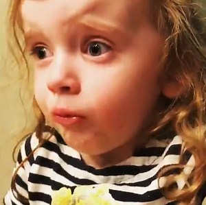 ¡Esta niña hace lo mejor de ella para apreciarla! 😅 | MiraQueVideo