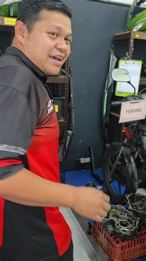 MBP - MB PERFORMANCE on Instagram: "Piston Lebur Bukan Isu Kecil. Silap Sikit, Enjin Boleh Habis. Ramai tak sedar tanda awal piston lebur sampai enjin dah mula rosak. Masalah piston lebur boleh merosakkan enjin dan kos pembaikan boleh mencecah ribuan ringgit. Ramai pandang ringan, bila jadi enjin terus bermasalah. Overheat, setting salah, atau komponen tak sepadan semua ni boleh jadi punca. ⚠️Elakkan piston lebur dengan cara berikut ⚠️ 1️⃣ Pastikan Oil Pump dalam keadaan baik 2️⃣ Gunakan minyak